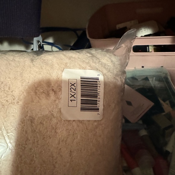 Ulta cream colored robe 1x/2x - Picture 2 of 2